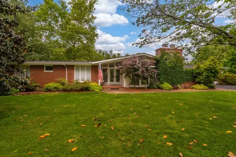 325 Country Club Ln, Harrisburg, IL 62946