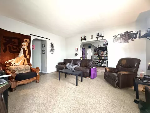 Living - 511 E Jackson St, Bloomington, IL 61701 photo 2 of 3