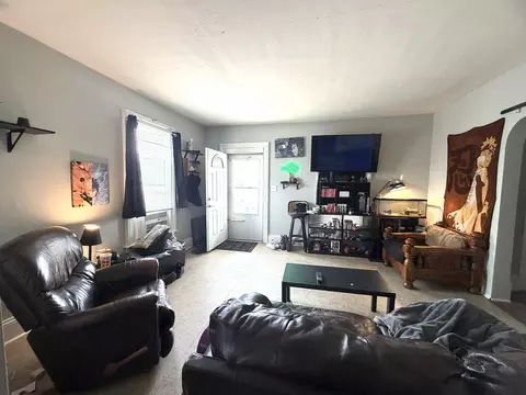 Living - 511 E Jackson St, Bloomington, IL 61701 photo 1 of 3