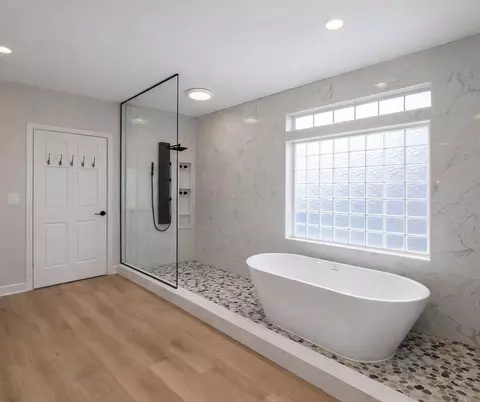 Bath - 1235 Mallard Ln, Hoffman Estates, IL 60192 photo 2 of 6