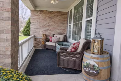 Exterior - 1235 Mallard Ln, Hoffman Estates, IL 60192 photo 4 of 5