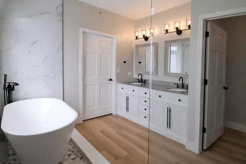 Bath - 1235 Mallard Ln, Hoffman Estates, IL 60192 photo 1 of 6