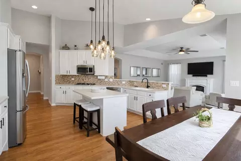 Kitchen - 1235 Mallard Ln, Hoffman Estates, IL 60192 photo 2 of 2
