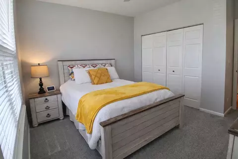 Bedroom - 1235 Mallard Ln, Hoffman Estates, IL 60192 photo 2 of 6