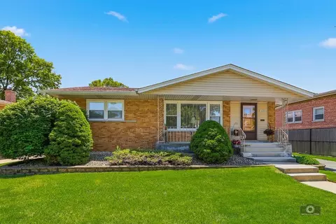 5233 Oak Center Dr, Oak Lawn, IL 60453