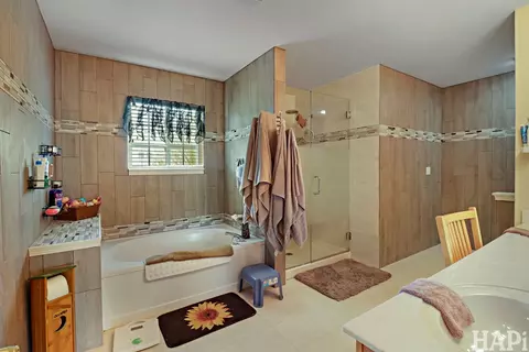 Bath - 1909 Hemlock Dr, Mchenry, IL 60050 photo 3 of 4