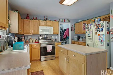 Kitchen - 1909 Hemlock Dr, Mchenry, IL 60050 photo 2 of 3