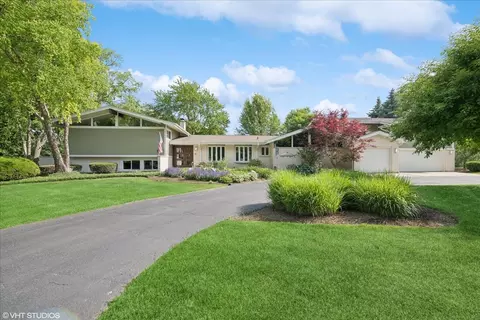 16 Lagoon Dr, Hawthorn Woods, IL 60047