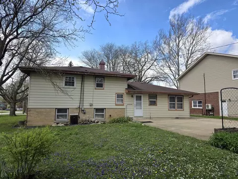 433 Highland Rd, Willowbrook, IL 60527 photo 2