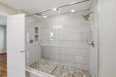 Bath - 1347 Hunter Dr, Bartlett, IL 60103 photo 3 of 4