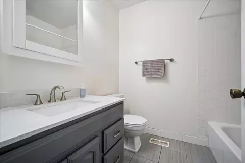 Bath - 252 Ewell Ct, Bartlett, IL 60103 photo 3 of 3