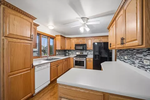 Kitchen - 252 Ewell Ct, Bartlett, IL 60103 photo 1 of 2