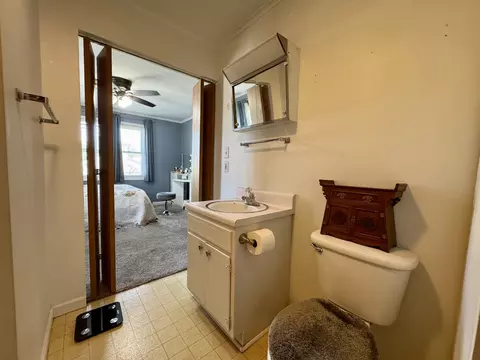 Bath - 212 Mitchell St, Benton, IL 62812 photo 3 of 3