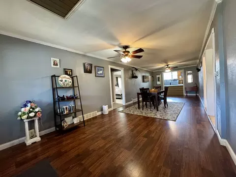 Dining - 212 Mitchell St, Benton, IL 62812 photo 2 of 3