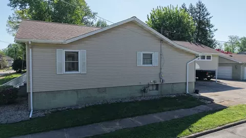 Exterior - 212 Mitchell St, Benton, IL 62812 photo 2 of 2