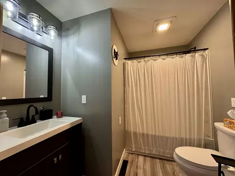 Bath - 212 Mitchell St, Benton, IL 62812 photo 1 of 3