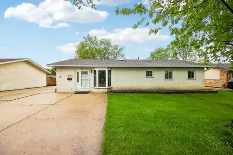 670 Lakeview Ln, Hoffman Estates, IL 60169
