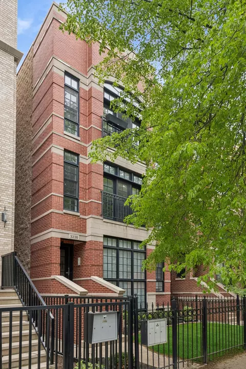 3236 N Kenmore Ave #1, Chicago, IL 60657