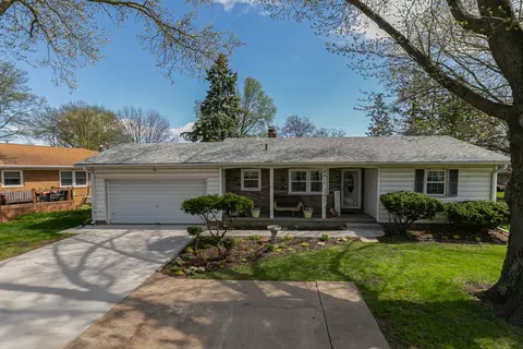 2417 Hickory Grove Rd, Davenport, IA 52804