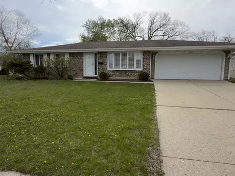 935 S Cedarcrest Dr, Schaumburg, IL 60193