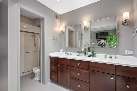 Bath - 312 Barton Ave, Evanston, IL 60202 photo 2 of 3
