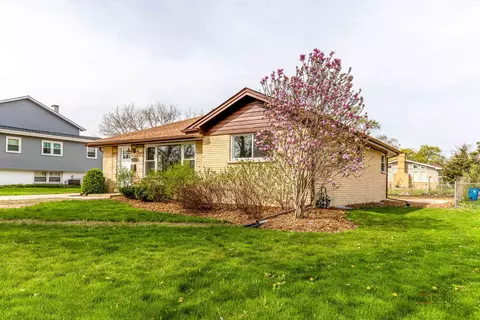 Exterior - 1114 Hewitt Dr, Des Plaines, IL 60016 photo 7 of 7