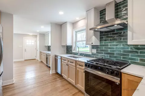 Kitchen - 1114 Hewitt Dr, Des Plaines, IL 60016 photo 3 of 5