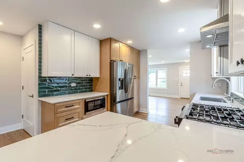 Kitchen - 1114 Hewitt Dr, Des Plaines, IL 60016 photo 5 of 5