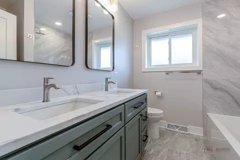 Bath - 1114 Hewitt Dr, Des Plaines, IL 60016 photo 2 of 2