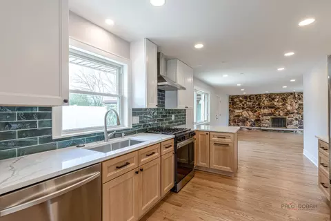 Kitchen - 1114 Hewitt Dr, Des Plaines, IL 60016 photo 4 of 5