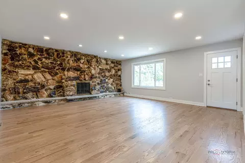 Living - 1114 Hewitt Dr, Des Plaines, IL 60016 photo 4 of 6