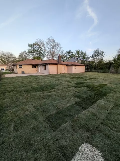 Exterior - 1114 Hewitt Dr, Des Plaines, IL 60016 photo 4 of 7