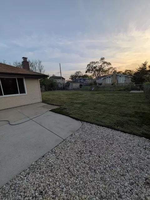 Exterior - 1114 Hewitt Dr, Des Plaines, IL 60016 photo 5 of 7