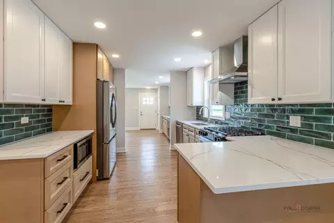 Kitchen - 1114 Hewitt Dr, Des Plaines, IL 60016 photo 2 of 5