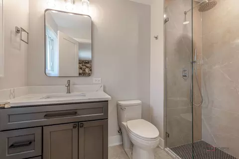 Bath - 1114 Hewitt Dr, Des Plaines, IL 60016 photo 1 of 2