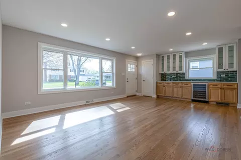 Living - 1114 Hewitt Dr, Des Plaines, IL 60016 photo 1 of 6