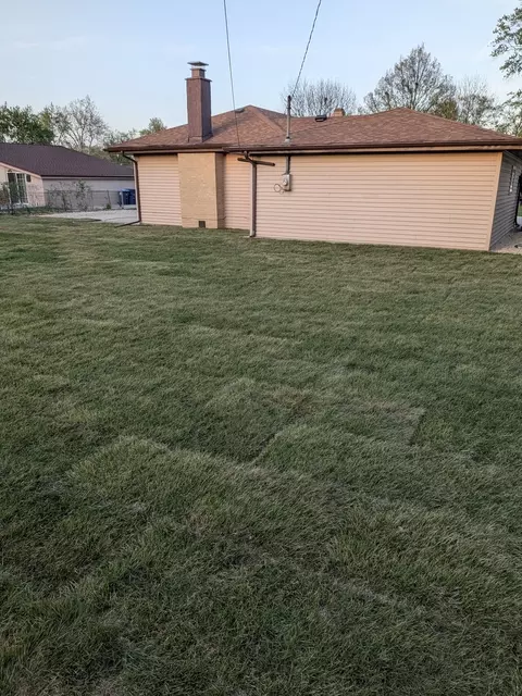 Exterior - 1114 Hewitt Dr, Des Plaines, IL 60016 photo 3 of 7