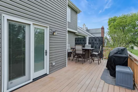 Exterior - 550 Rose Ln, Bartlett, IL 60103 photo 2 of 3