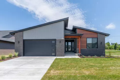 1413 Colonial Ct, Eldridge, IA 52748