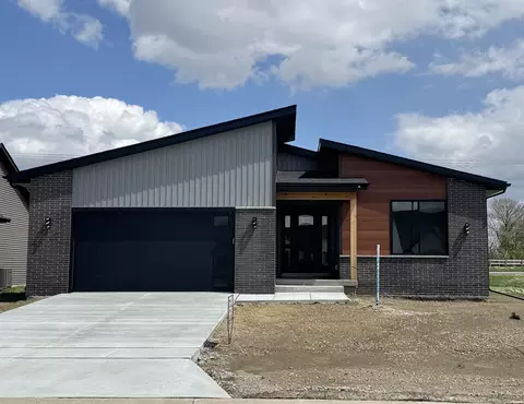 1413 Colonial Ct, Eldridge, IA 52748