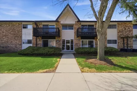 14 Kingery Quarter # B, Willowbrook, IL 60527