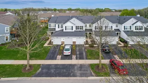 832 Genesee Dr, Naperville, IL 60563