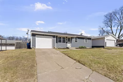 2310 W 38th Pl, Davenport, IA 52806