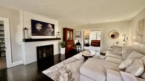 Living - 909 E 3rd St, Centralia, IL 62801 photo 1 of 4