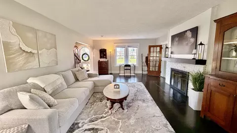 Living - 909 E 3rd St, Centralia, IL 62801 photo 3 of 4