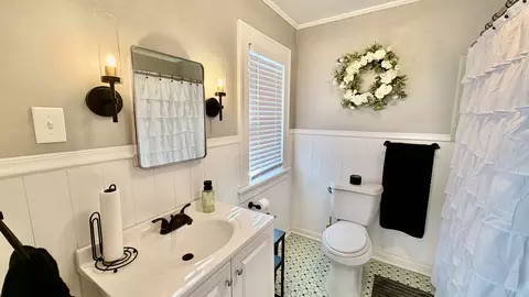 Bath - 909 E 3rd St, Centralia, IL 62801 photo 3 of 4