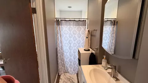Bath - 909 E 3rd St, Centralia, IL 62801 photo 2 of 4