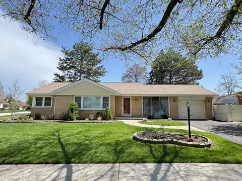 901 Brookline Ln, Park Ridge, IL 60068