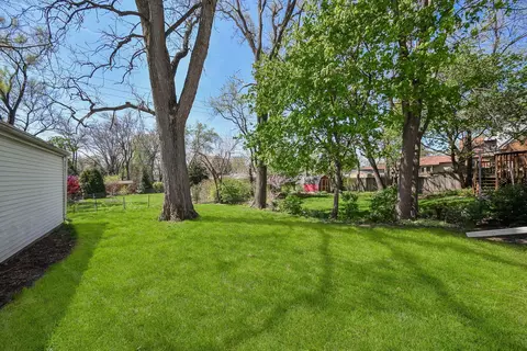 Exterior - 1106 Manchester Rd, Wheaton, IL 60187 photo 5 of 6