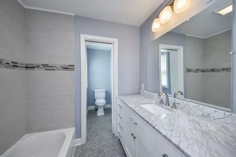 Bath - 1106 Manchester Rd, Wheaton, IL 60187 photo 1 of 2